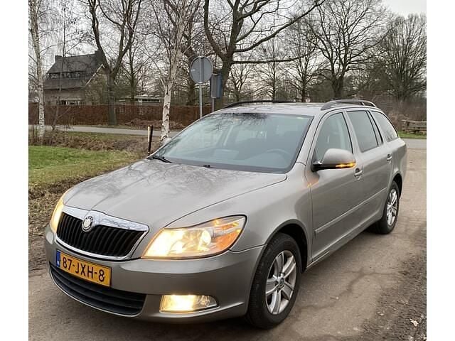 Beige (metallic) Occasion 2009 Skoda Octavia Ambition Stationwagen | € 2.450 (Eerlijke prijs) - Afbeelding 1/4