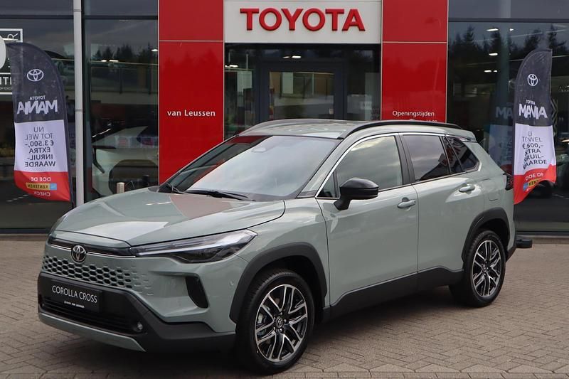 Groen Nieuw 2025 Toyota Corolla Cross Executive SUV | € 47.400 (Goede deal) - Afbeelding 1/4