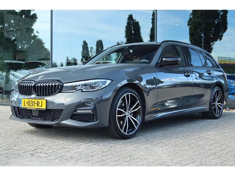 Grijs Gebruikt 2021 BMW 320 Shadowline Stationwagen | € 29.800 (Eerlijke prijs) - Afbeelding 1/4