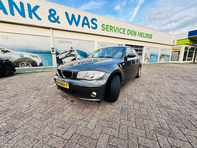 Grijs Occasion 2005 BMW 120 Hatchback | € 4.250 (Eerlijke prijs) - Afbeelding 1/4