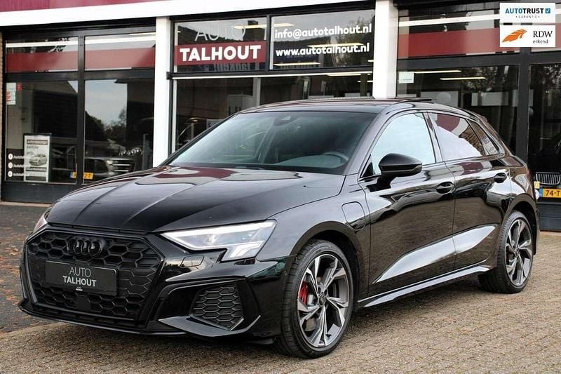 Zwart Gebruikt 2021 Audi A3 Sportback e-tron Competition Sedan | € 29.950 (Goede deal) - Afbeelding 1/4
