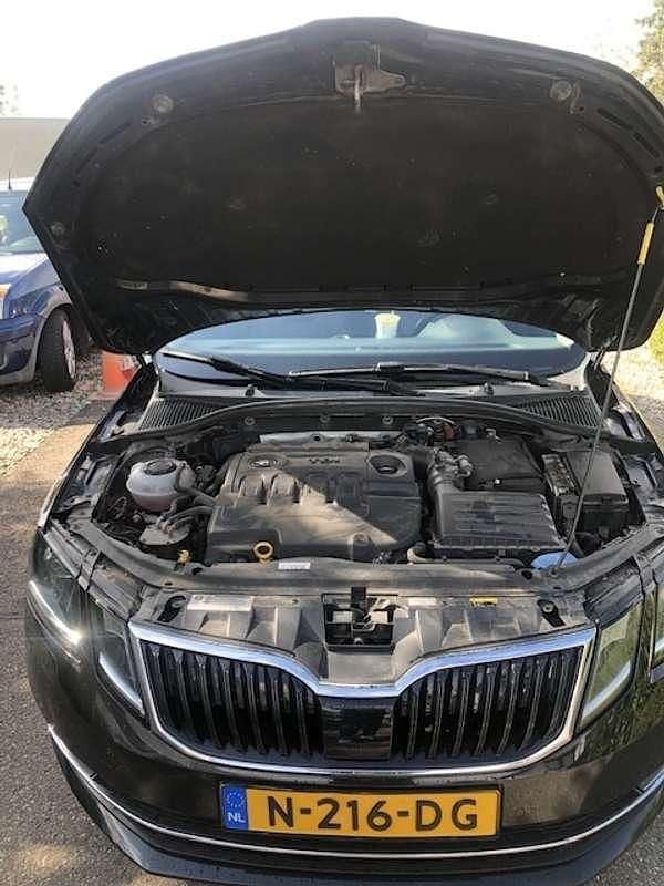 Zwart Gebruikt 2017 Skoda Octavia Stationwagen | € 15.000 - Afbeelding 1/4