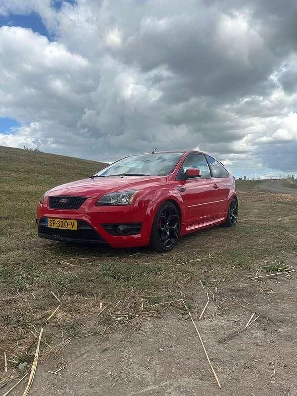 Rood Gebruikt 2007 Ford Focus ST Hatchback | € 4.750 (Super prijs) - Afbeelding 1/4