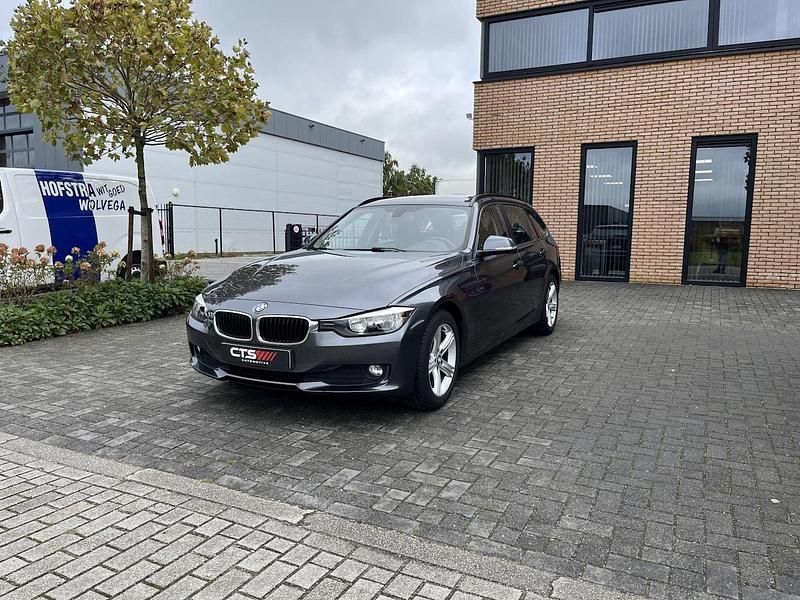 Grijs Gebruikt 2014 BMW 316 Executive Stationwagen | € 11.750 (Goede deal) - Afbeelding 1/4