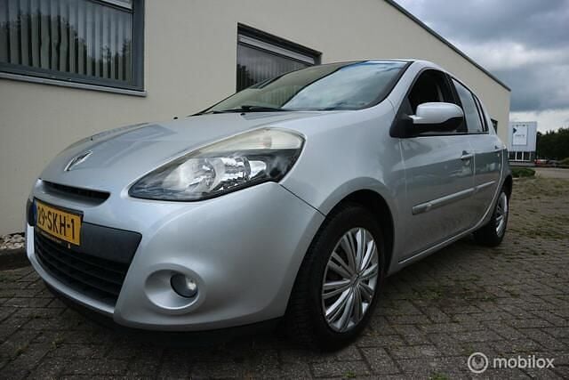 Grijs Gebruikt 2011 Renault Clio II Collection Hatchback | € 2.400 (Eerlijke prijs) - Afbeelding 1/4