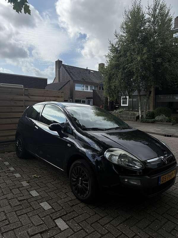 Zwart Gebruikt 2011 Fiat Punto Dynamic Hatchback | € 2.500 (Eerlijke prijs) - Afbeelding 1/4