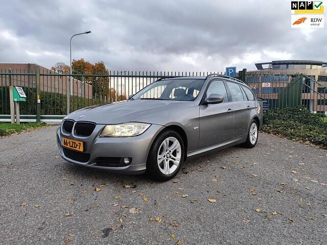 Grijs (metallic) Gebruikt 2010 BMW 318 Stationwagen | € 3.499 (Goede deal) - Afbeelding 1/4