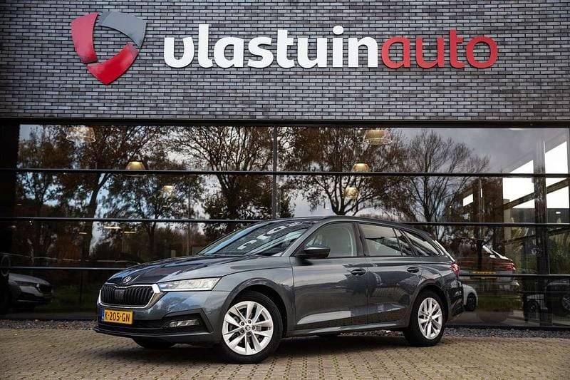 Grijs (metallic) Gebruikt 2020 Skoda Octavia Business Line Stationwagen | € 19.950 (Eerlijke prijs) - Afbeelding 1/4