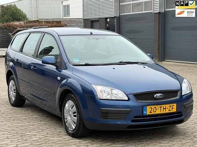 Blauw (metallic) Occasion 2006 Ford Focus Trend Stationwagen | € 1.249 (Eerlijke prijs) - Afbeelding 1/4
