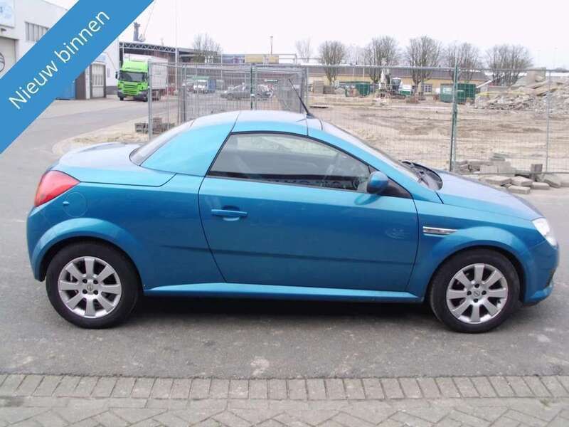 Blauw, metallic lak Gebruikt 2004 Opel Tigra Cabriolet | € 2.899 (Eerlijke prijs) - Afbeelding 1/4