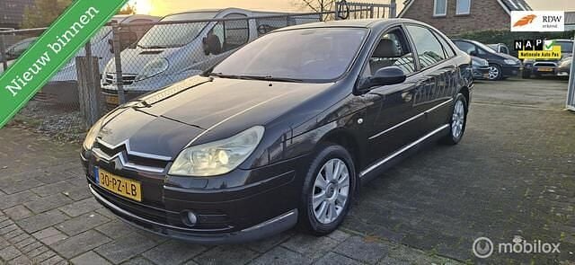 Zwart (metallic) Occasion 2005 Citroën C5 Exclusive Hatchback | € 2.499 (Eerlijke prijs) - Afbeelding 1/4
