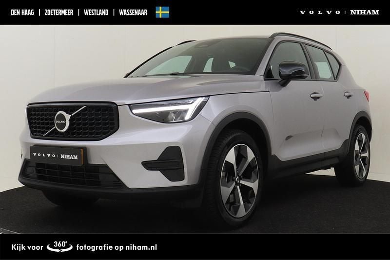Grijs Occasion 2025 Volvo XC40 Plus SUV | € 42.345 (Eerlijke prijs) - Afbeelding 1/4
