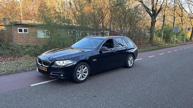 Zwart Gebruikt 2017 BMW 518 Luxury Line Stationwagen | € 8.950 (Eerlijke prijs) - Afbeelding 1/4
