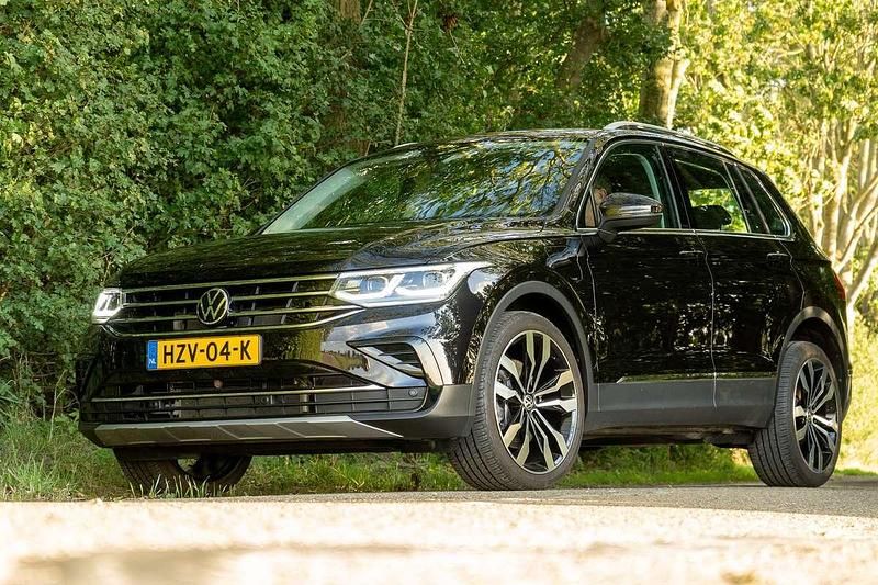 Zwart Gebruikt 2022 VW Tiguan Elegance SUV | € 33.995 (Eerlijke prijs) - Afbeelding 1/4