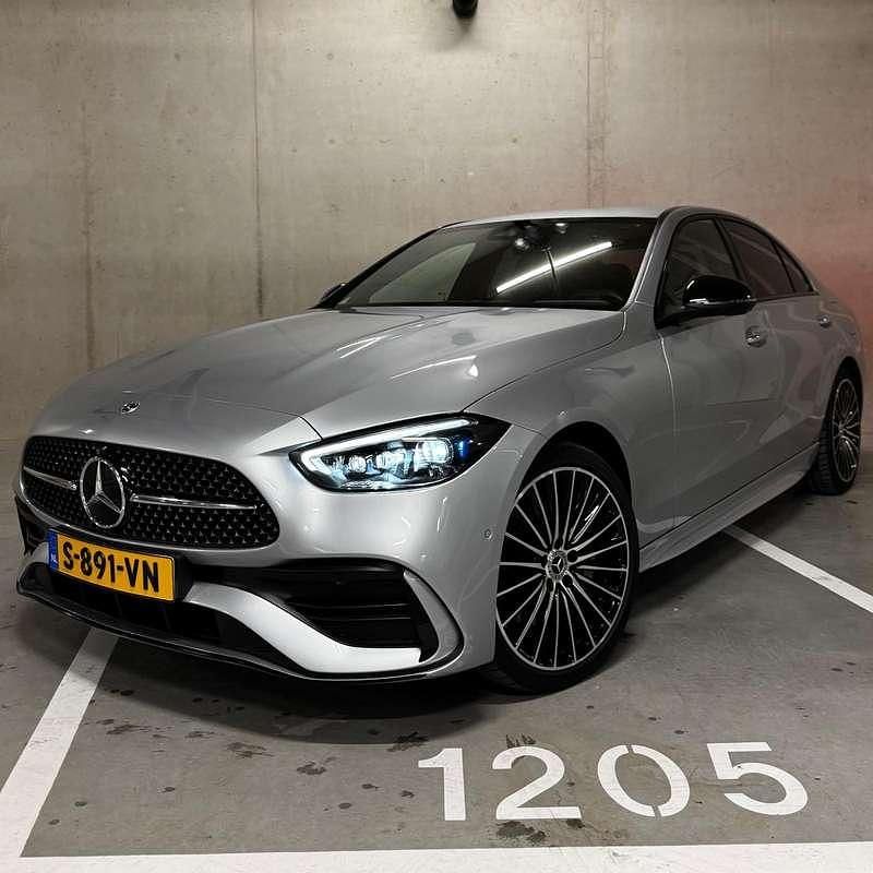 Grijs Gebruikt 2023 Mercedes C300 AMG line Sedan | € 45.500 (Eerlijke prijs) - Afbeelding 1/4