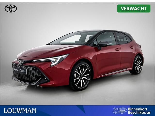 Rood metallic Occasion 2024 Toyota Corolla Hybrid Plus Hatchback | € 37.950 (Eerlijke prijs) - Afbeelding 1/4