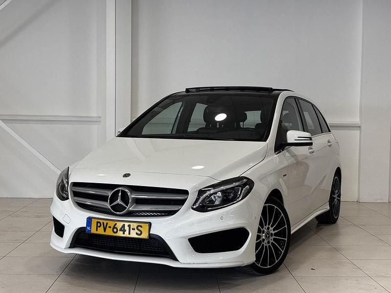 Wit Gebruikt 2017 Mercedes B180 AMG line MPV | € 16.744 (Eerlijke prijs) - Afbeelding 1/4