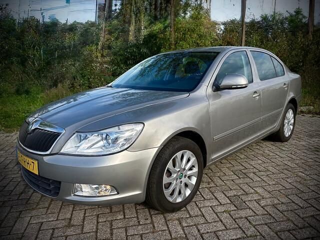 Bruin Gebruikt 2011 Skoda Octavia Ambition Hatchback | € 6.500 (Eerlijke prijs) - Afbeelding 1/4