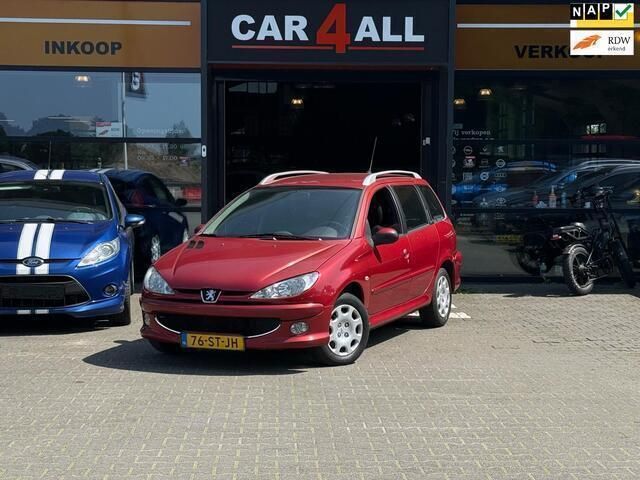 Rood, metallic lak Gebruikt 2006 Peugeot 206 Stationwagen | € 1.750 (Eerlijke prijs) - Afbeelding 1/4
