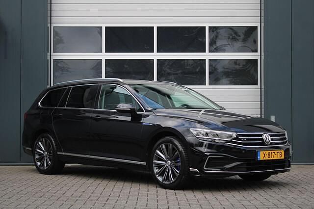 Zwart Gebruikt 2020 VW Passat Business Stationwagen | € 19.950 (Goede deal) - Afbeelding 1/4