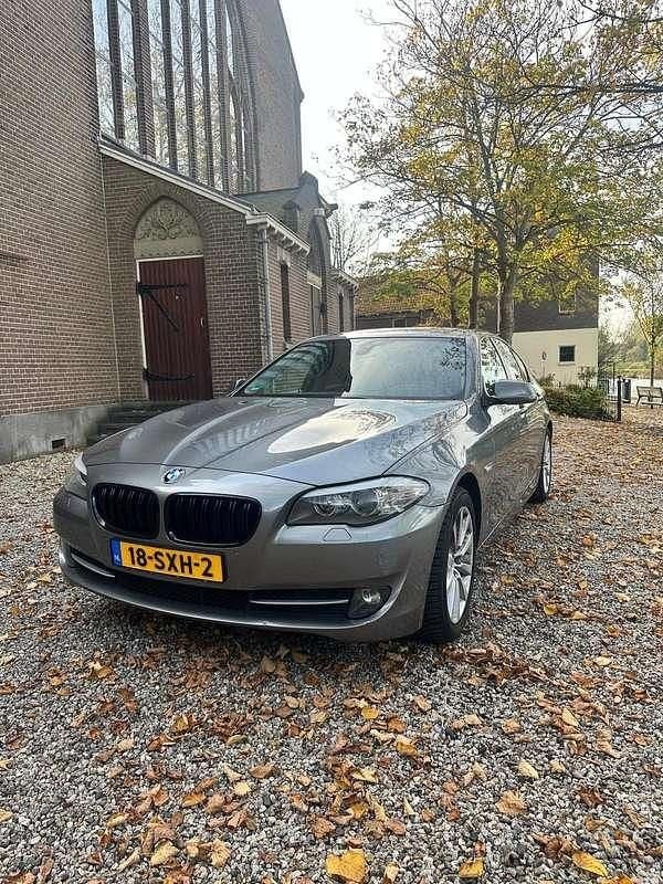 Grijs Gebruikt 2011 BMW 520 Executive Sedan | € 8.500 (Eerlijke prijs) - Afbeelding 1/4