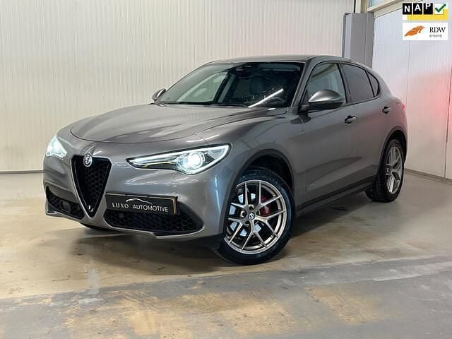Grijs Gebruikt 2017 Alfa Romeo Stelvio SUV | € 25.900 (Eerlijke prijs) - Afbeelding 1/4