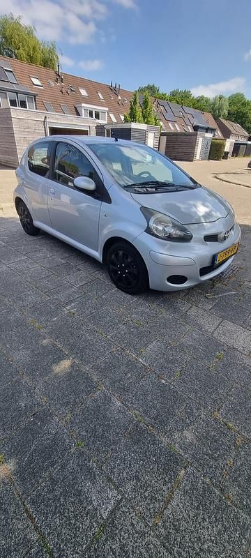Grijs Occasion 2010 Toyota Aygo Hatchback | € 2.750 (Eerlijke prijs) - Afbeelding 1/4