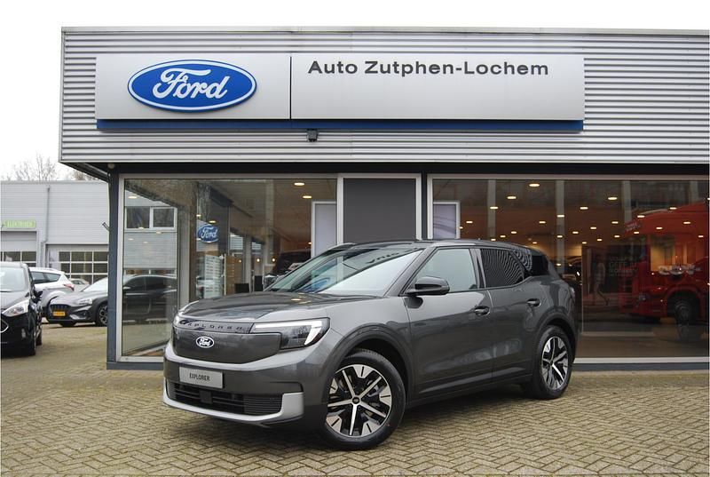 Grijs Occasion 2025 Ford Explorer Extended Range SUV | € 41.840 (Eerlijke prijs) - Afbeelding 1/4