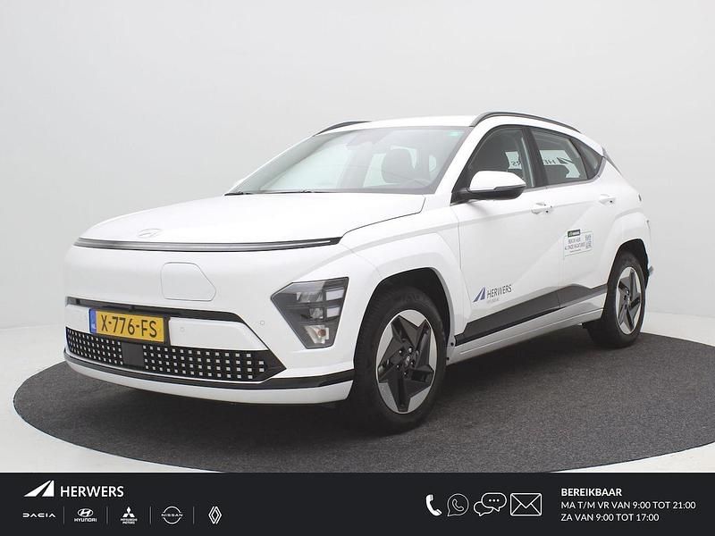 Atlas white (licht wit) Occasion 2023 Hyundai Kona Comfort SUV | € 29.835 (Eerlijke prijs) - Afbeelding 1/4