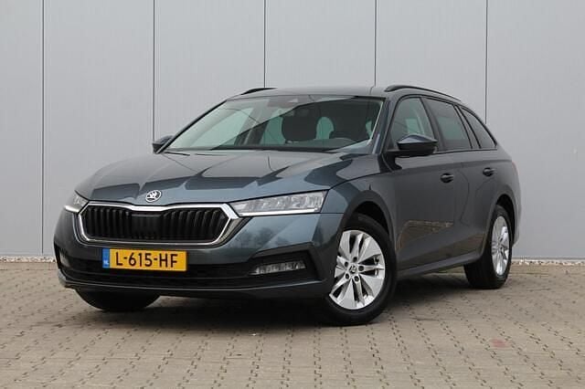 Grijs Occasion 2021 Skoda Octavia Business Line Stationwagen | € 16.499 (Iets duurder) - Afbeelding 1/4