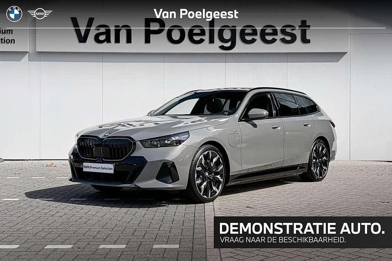 Grijs Gebruikt 2025 BMW 530e M Sport Stationwagen | € 102.421 - Afbeelding 1/4
