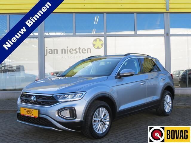 Grijs Gebruikt 2023 VW T-Roc Life SUV | € 25.950 (Eerlijke prijs) - Afbeelding 1/4