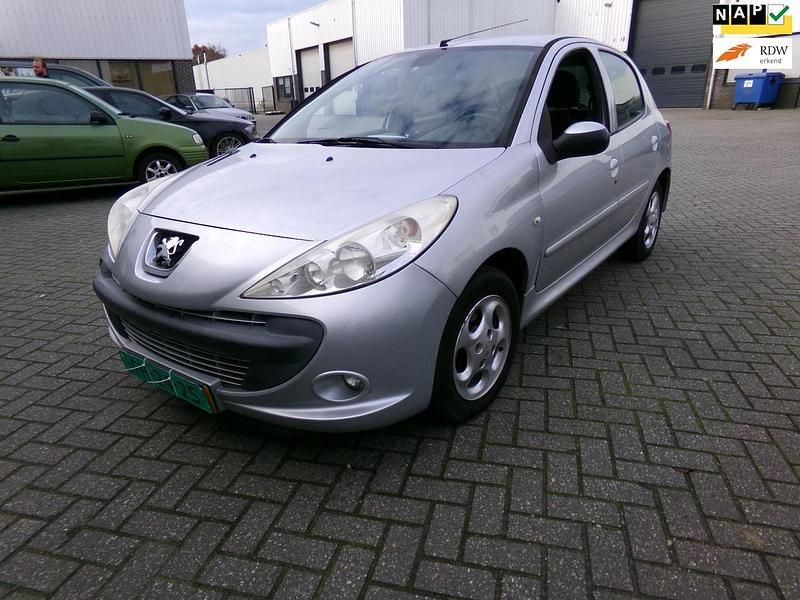 Grijs (metallic) Gebruikt 2009 Peugeot 206 Hatchback | € 1.250 (Eerlijke prijs) - Afbeelding 1/4