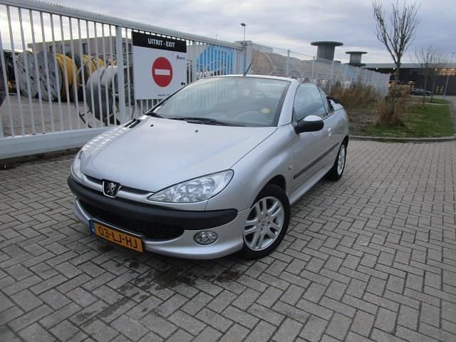 Grijs Gebruikt 2003 Peugeot 206 CC Cabriolet | € 1.350 (Goede deal) - Afbeelding 1/4