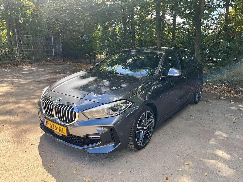 Grijs Gebruikt 2020 BMW 118 Hatchback | € 21.500 (Eerlijke prijs) - Afbeelding 1/4