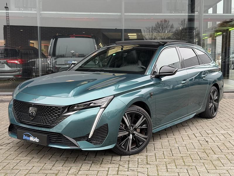 Groen (metallic) Occasion 2022 Peugeot 308 GT Stationwagen | € 26.749 (Duur) - Afbeelding 1/4