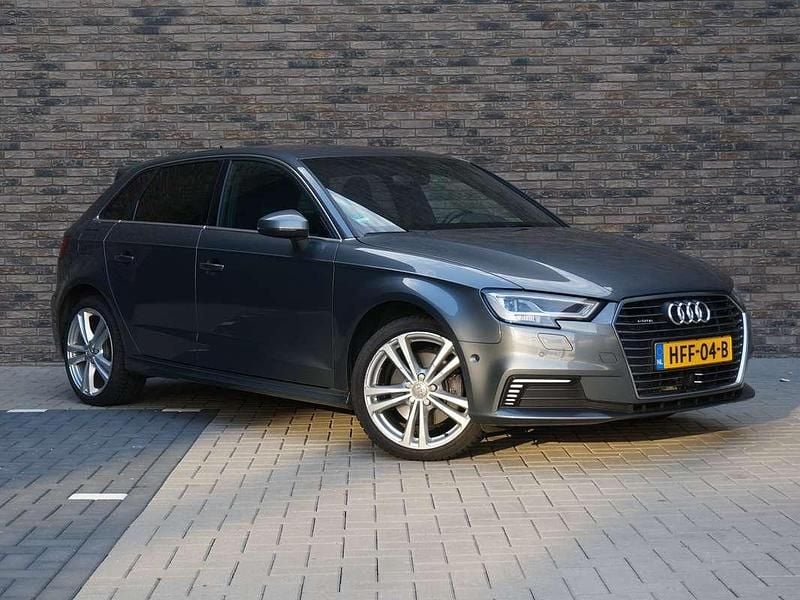 Grijs Gebruikt 2020 Audi A3 e-tron S-Line Hatchback | € 22.900 (Eerlijke prijs) - Afbeelding 1/4