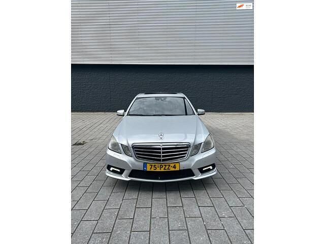 Grijs Gebruikt 2009 Mercedes E350 Sedan | € 8.250 (Duur) - Afbeelding 1/4