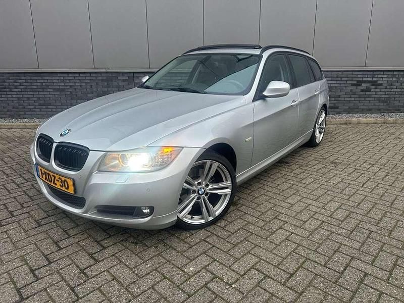 Grijs Gebruikt 2010 BMW 318 Executive Stationwagen | € 3.450 (Goede deal) - Afbeelding 1/4