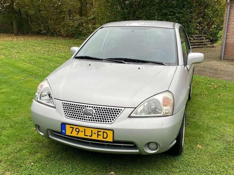 Grijs Gebruikt 2003 Suzuki Liana GLX Stationwagen | € 1.100 (Eerlijke prijs) - Afbeelding 1/4
