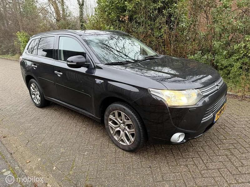 Occasion Mitsubishi Outlander P-HEV Instyle 121 PK (88 kW) 2014 Zwart SUV