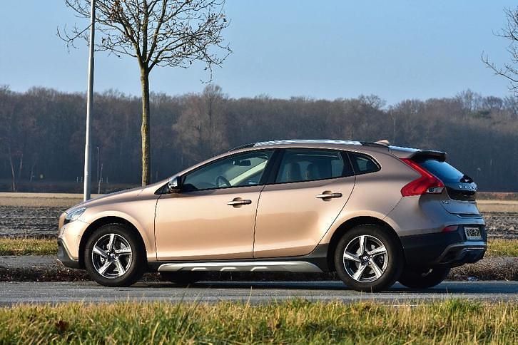 Occasion 2013 Volvo V40 CC Summum Stationwagen | € 11.950 (Eerlijke prijs) - Afbeelding 1/4