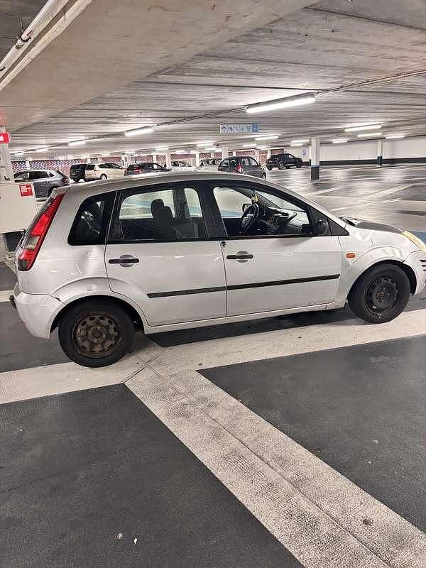 Gebruikt 2004 Ford Fiesta Ambiente Hatchback | € 500 (Eerlijke prijs) - Afbeelding 1/4