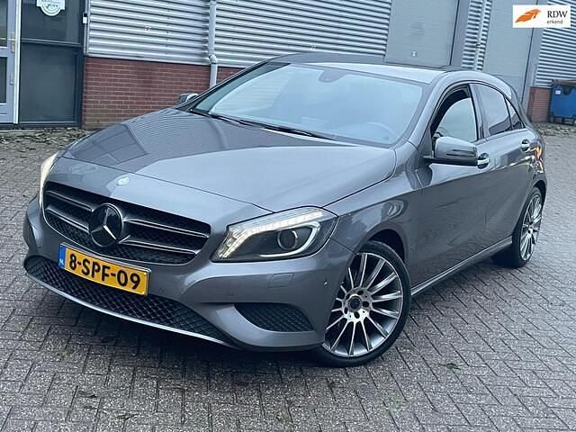 Grijs (metallic) Gebruikt 2013 Mercedes A200 Ambition Hatchback | € 11.450 (Eerlijke prijs) - Afbeelding 1/4