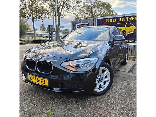 Zwart Gebruikt 2013 BMW 114 Hatchback | € 6.699 (Goede deal) - Afbeelding 1/4