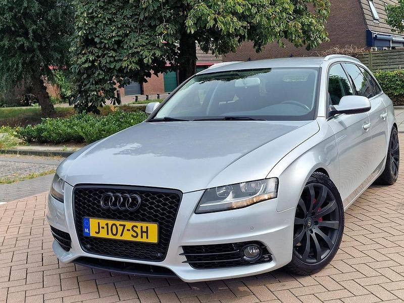 Grijs (metallic) Gebruikt 2009 Audi A4 Stationwagen | € 8.500 (Iets duurder) - Afbeelding 1/4