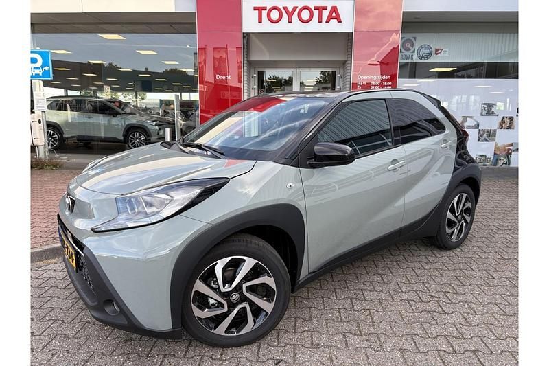 Groen Nieuw 2025 Toyota Aygo X Pulse SUV | € 26.295 - Afbeelding 1/1