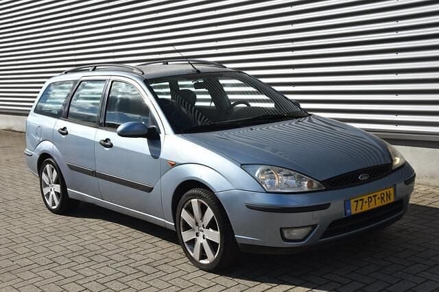 Grijs Gebruikt 2004 Ford Focus Futura Stationwagen | € 1.445 (Goede deal) - Afbeelding 1/4