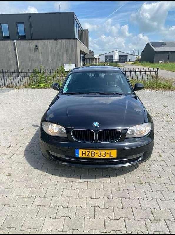 Zwart Gebruikt 2011 BMW 116 Executive Hatchback | € 4.995 (Eerlijke prijs) - Afbeelding 1/4