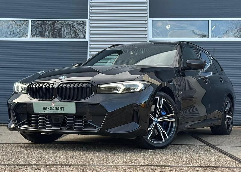 Zwart Occasion 2022 BMW 330e Executive Stationwagen | € 39.999 (Iets duurder) - Afbeelding 1/4